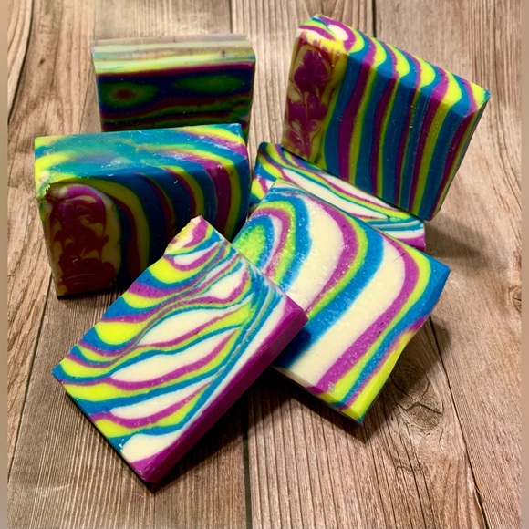 Sold out- Hand crafted artisan soap in vibrant colors - Picture 8 of 9